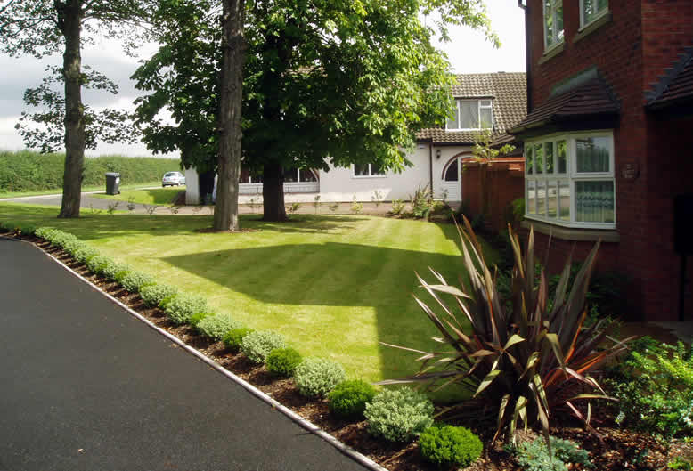 garden maintenance services by Hartley Landscapes